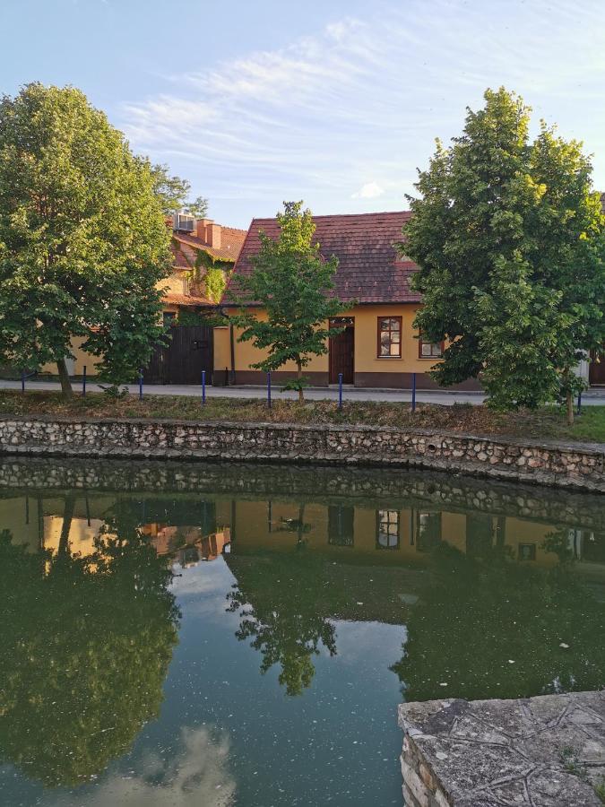 Varalja Vendeghaz Tata Exterior photo